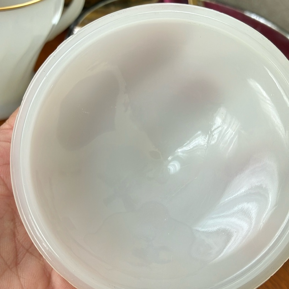VINTAGE FIRE KING ANCHOR HOCKING SWIRL MILK GLASS 22K EDGE SUGAR BOWL WITH LID - Picture 4 of 9